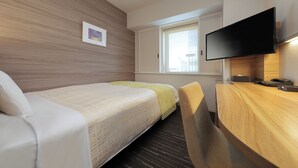 A hotel room with a bed, a desk, a television, and a window. - Keio Presso Inn Ikebukuro (Tokyo)