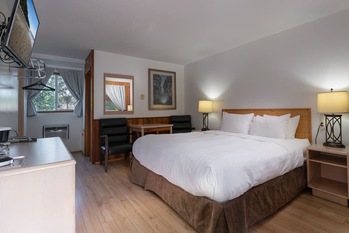 Standard Room, 1 King Bed | 1 bedroom, free WiFi, bed sheets