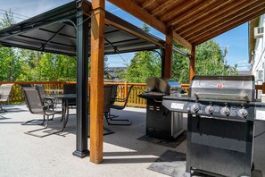 BBQ/picnic area - Cedar Motel (Radium Hot Springs)