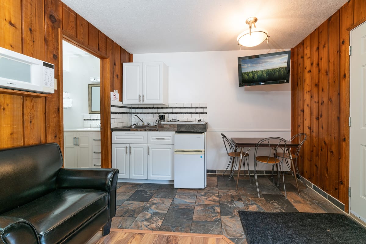 Deluxe Room, 1 Queen Bed, Kitchenette | 1 bedroom, free WiFi, bed sheets