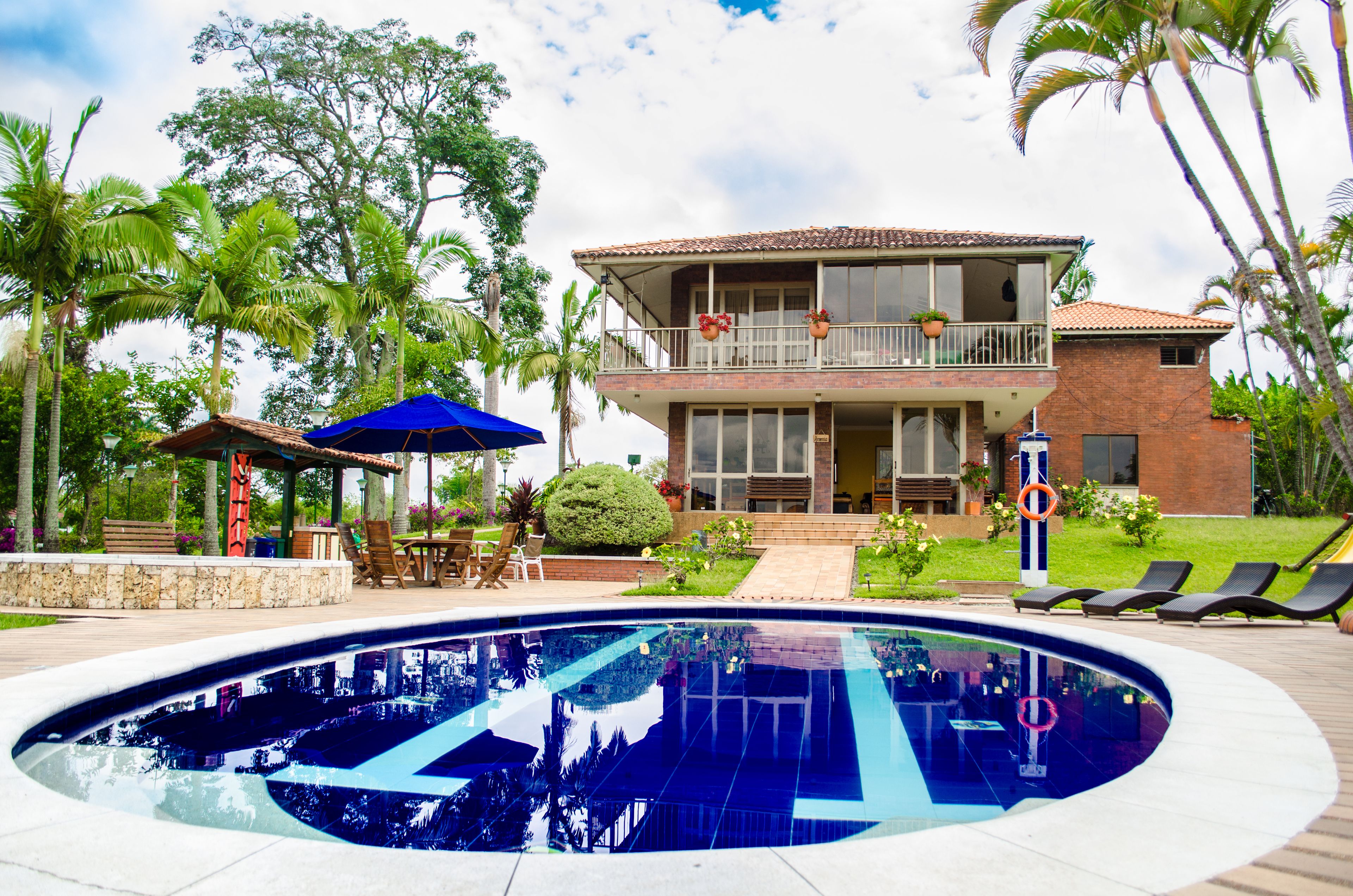 outdoor pool, open 9:00 am to 9:00 pm, pool loungers