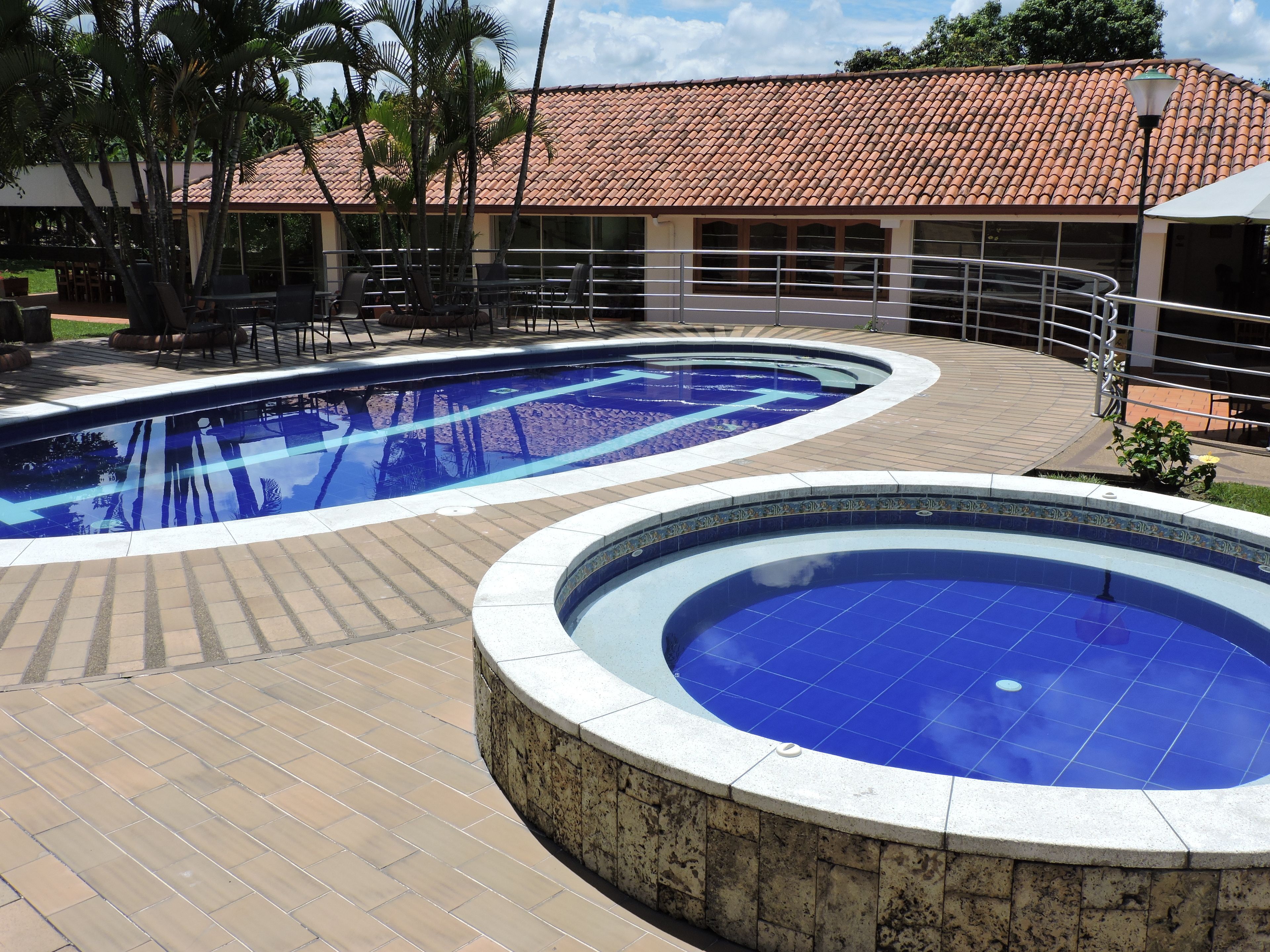 outdoor pool, open 9:00 am to 9:00 pm, pool loungers