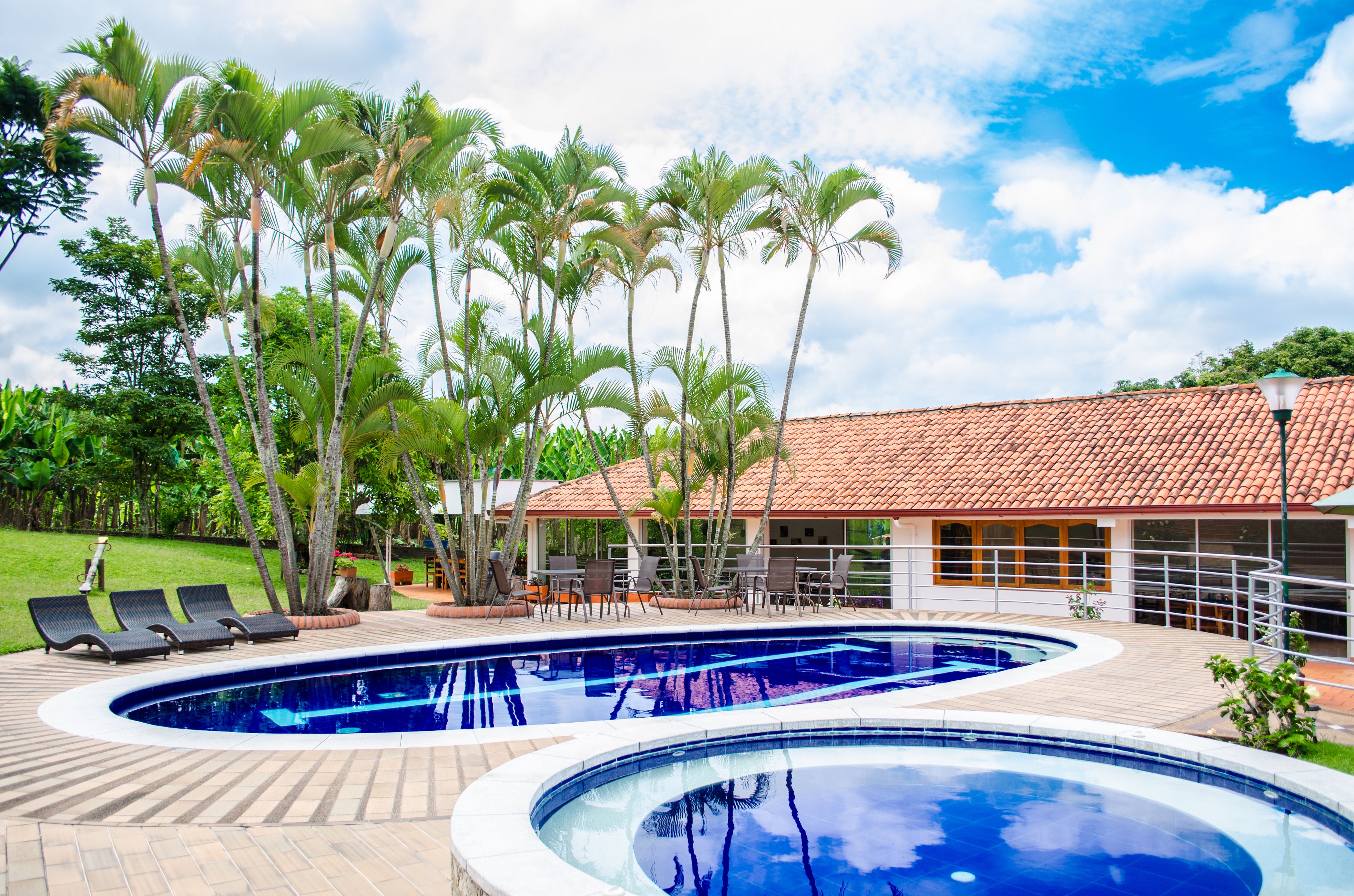 Kolam renang outdoor, dengan kursi berjemur