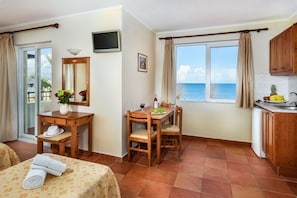 Mini-Kühlschrank, Herdplatte, Kochgeschirr/Geschirr/Besteck