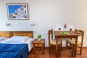 Espacio para trabajar con laptop y tabla de planchar con plancha 