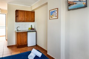 Frigobar, parrilla de estufa y utensilios de cocina 