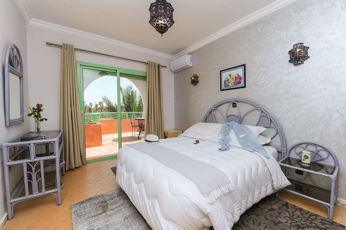 1 bedroom, premium bedding, desk, soundproofing