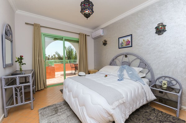 أغطية فراش متميزة ومكتب وتجهيزات عازلة للصوت ومكواة/لوح كي