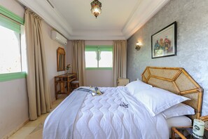 Departamento exclusivo, 3 habitaciones | Ropa de cama de alta calidad, escritorio y insonorización 