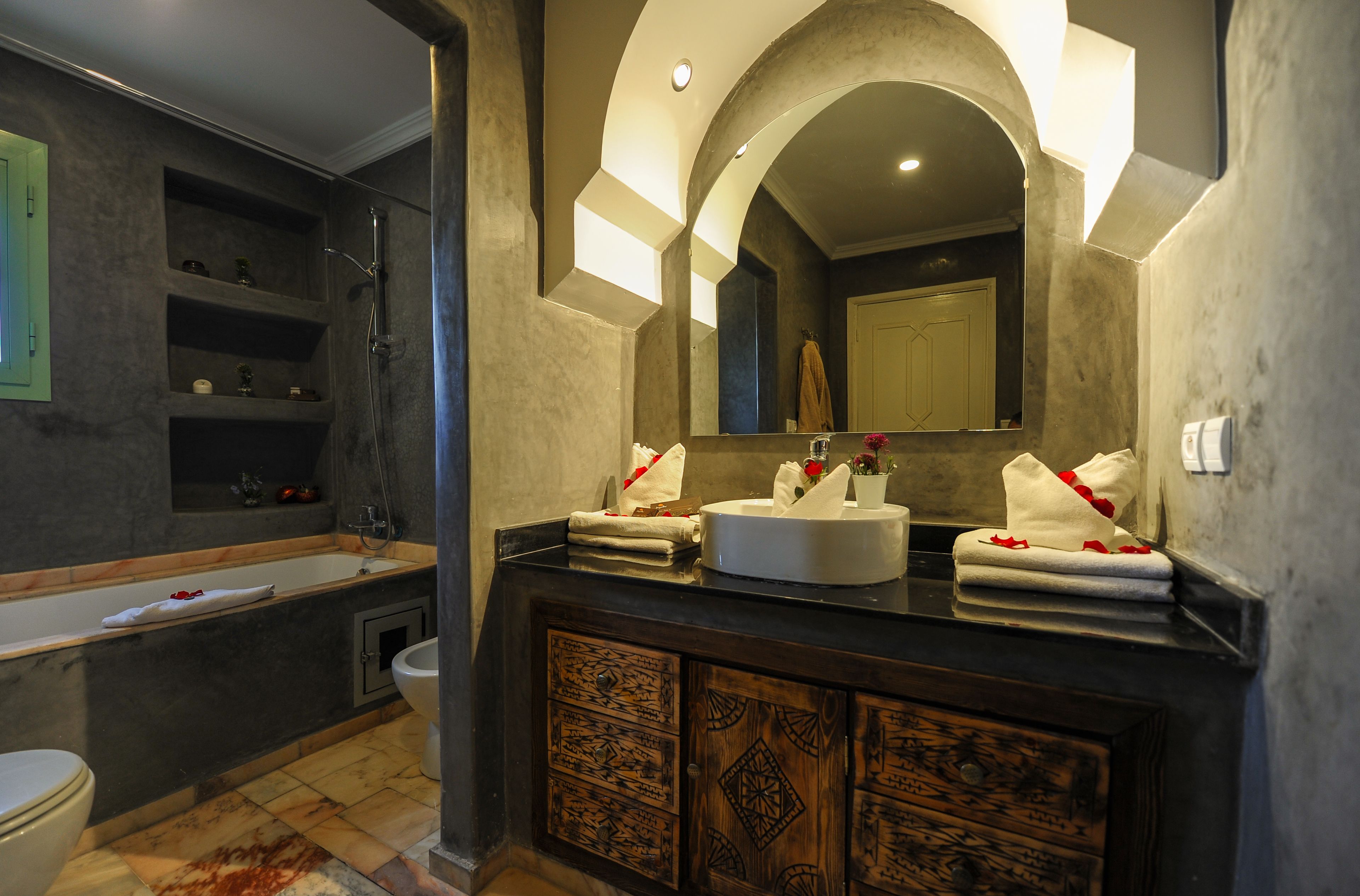 Exclusive Apartment, 3 Bedrooms | Bathroom | Deep-soaking bathtub, free toiletries, hair dryer, bidet