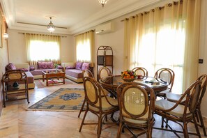 شقة عائلية | منطقة المعيشة | تلفزيون بشاشة مسطحة بحجم 55-بوصة يعرض قنوات فضائية، تلفزيون