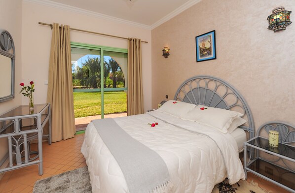 高級寢具、書桌、隔音、熨斗/熨衫板