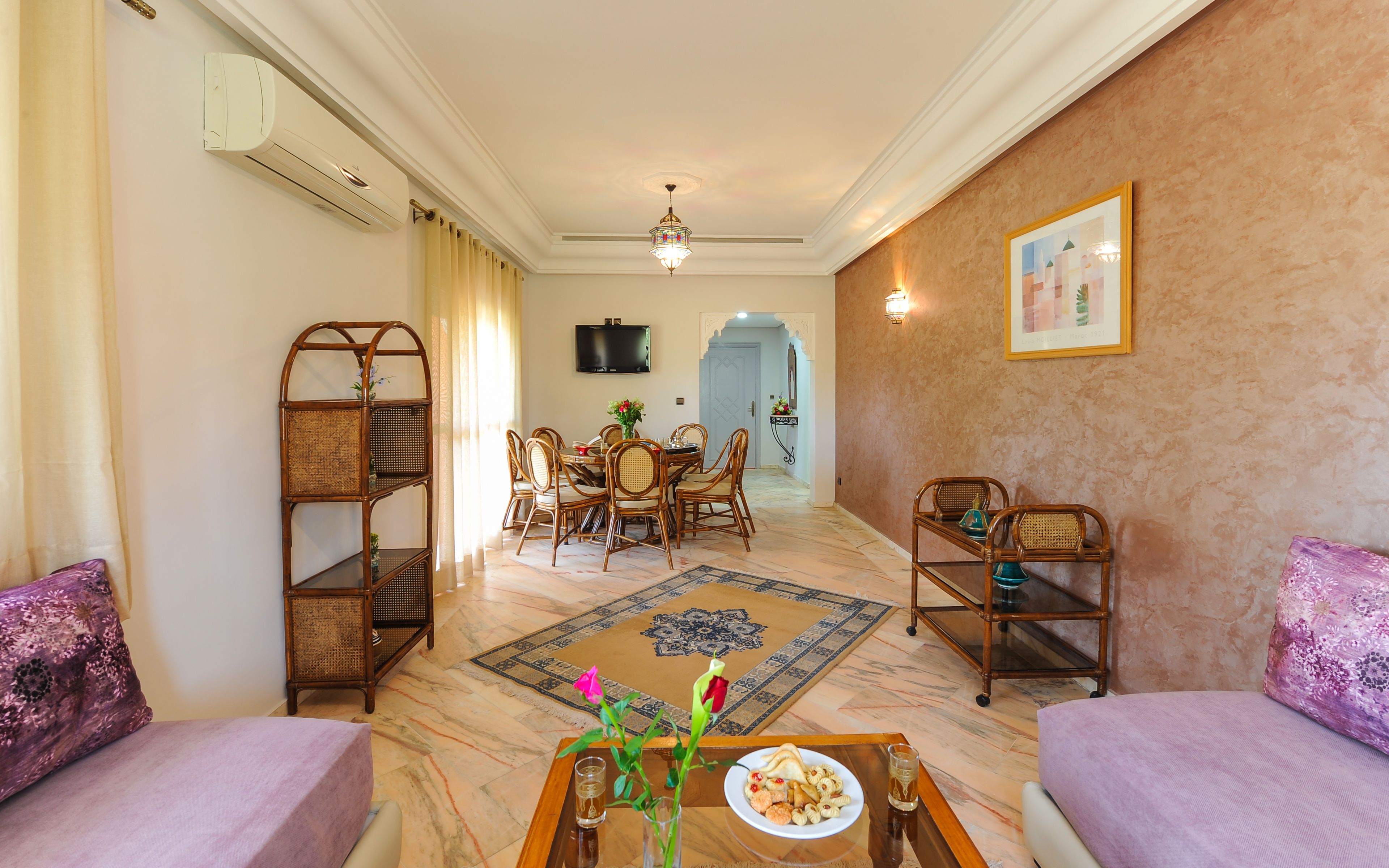 Familienapartment | Wohnbereich | 55-Zoll-Flachbildfernseher mit Satellitenempfang, Fernseher