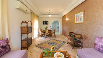 Familienapartment | Wohnbereich | 55-Zoll-Flachbildfernseher mit Satellitenempfang, Fernseher