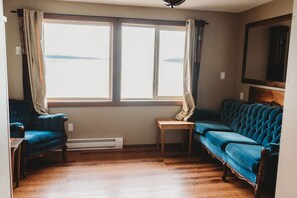 Panoramic Suite | Living room | TV - The Oceanfront Hotel (Sointula)