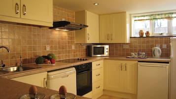 Shepard's Rest | Private kitchen | Full-sized fridge, microwave, oven, stovetop