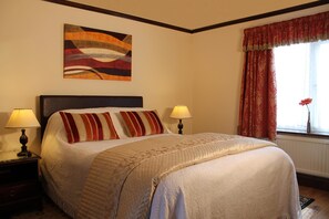 Desk, iron/ironing board, free WiFi, bed sheets - Colston Hall Cottages (Woodbridge)