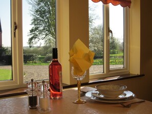 Carpenter's Cottage | In-room dining - Colston Hall Cottages (Woodbridge)