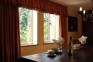 In-room dining - Colston Hall Cottages (Woodbridge)
