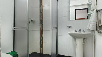 Chambre Triple Supérieure | Salle de bain | Douche, articles de toilette de luxe, sèche-cheveux, serviettes fournies