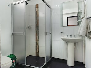 Superior Triple Room | Bathroom - Hotel Volare (Armenia)