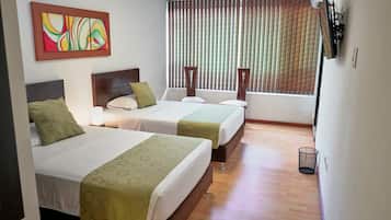 Quarto quádruplo standard, várias camas | Roupas de cama antialérgicas, frigobar, cofres nos quartos, escrivaninha