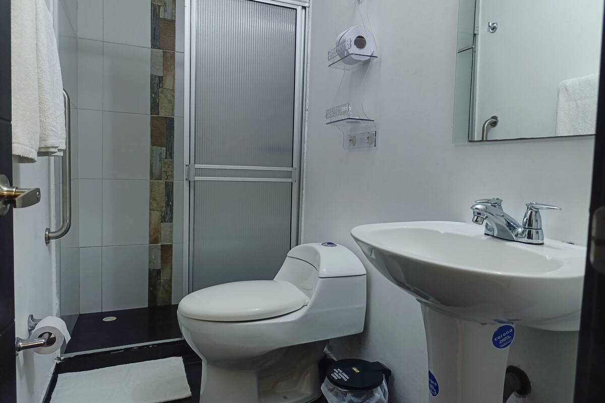 standard room, 1 single bed | bathroom | shower, designer toiletries, hair dryer, towels