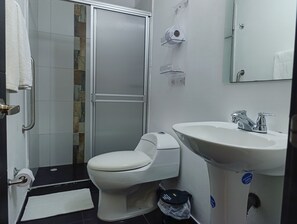 标准房, 1 张单人床 | 浴室 | 淋浴设施、名牌洗护用品、吹风机、毛巾