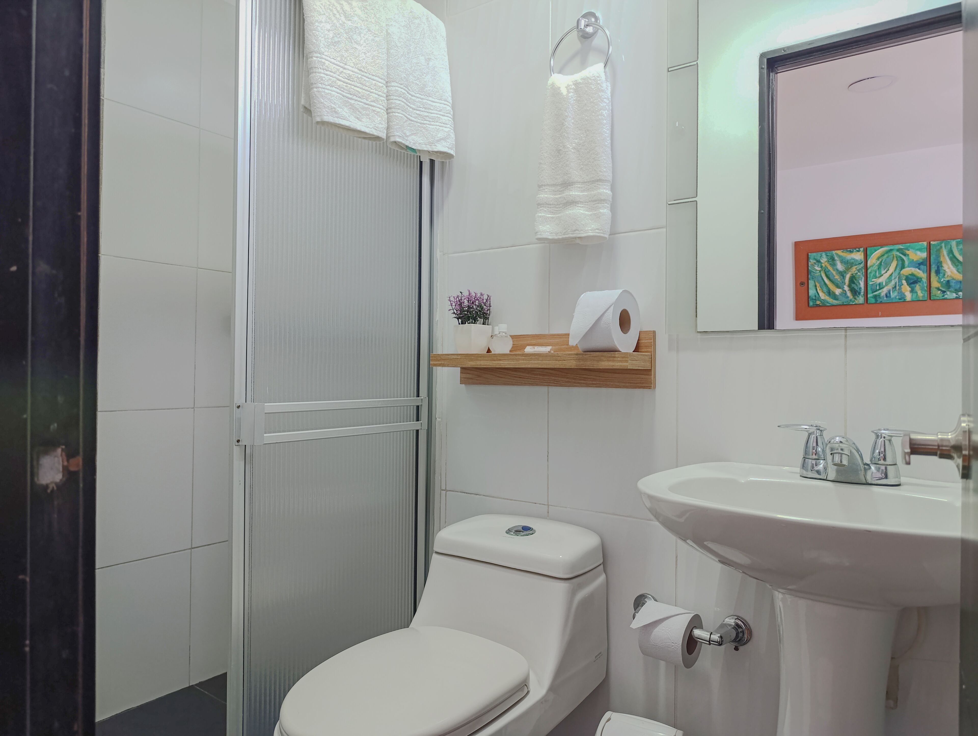 Habitación estándar, 1 cama individual | Baño | Regadera, amenidades de baño de diseñador, secadora de cabello, toallas 