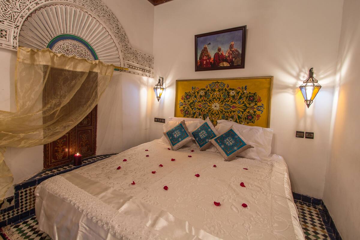 5 bedrooms, Egyptian cotton sheets, premium bedding, cribs (free)