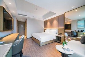 Desk, laptop workspace, blackout drapes, iron/ironing board - Hangzhou Wassim Resorts Hotel  (Hangzhou)