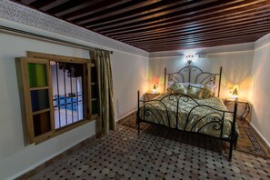 Firemannsrom – familie, privat bad | Sengetøy av topp kvalitet, safe på rommet og blendingsgardiner