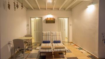 Superior Triple Studio | Desk, laptop workspace, soundproofing, free cribs/infant beds