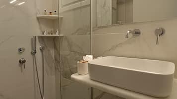 Quadruple Studio | Badezimmer | Dusche, kostenlose Toilettenartikel, Haartrockner, Handtücher