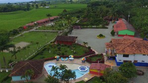 2 outdoor pools, pool loungers - Hotel Campestre Tucanes (Armenia)