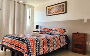 Tabla de planchar con plancha, wifi gratis y ropa de cama 