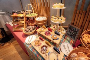 Een buffet met diverse gerechten en een bord waarop de beschikbare smaken staan.