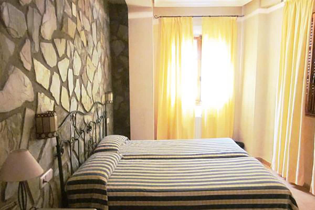 Chambre Double ou avec lits jumeaux, vue montagne | Décoration personnalisée, ameublement personnalisé, bureau