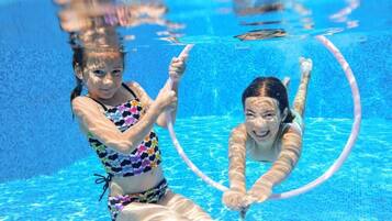 2 hồ bơi ngoài trời, dù/ô trên bãi biển/hồ bơi, ghế dài tắm nắng