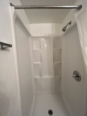 Kamar Deluks, 1 Tempat Tidur King | Kamar mandi | Kombinasi shower/bathtub dan perlengkapan mandi gratis