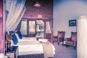 Minibar, caja de seguridad en la habitación y decoración personalizada 