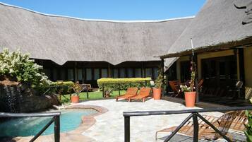 Una piscina al aire libre, tumbonas