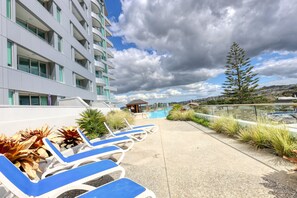 Sesongbasert utendørsbasseng og solsenger