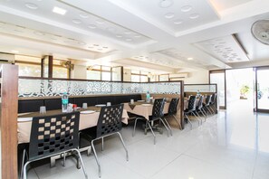 朝食 (コンチネンタル ブレックファスト)、毎日提供 (有料)