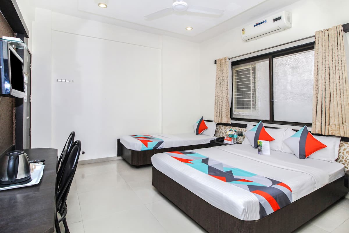 Suite | Desk, WiFi (free), bed sheets