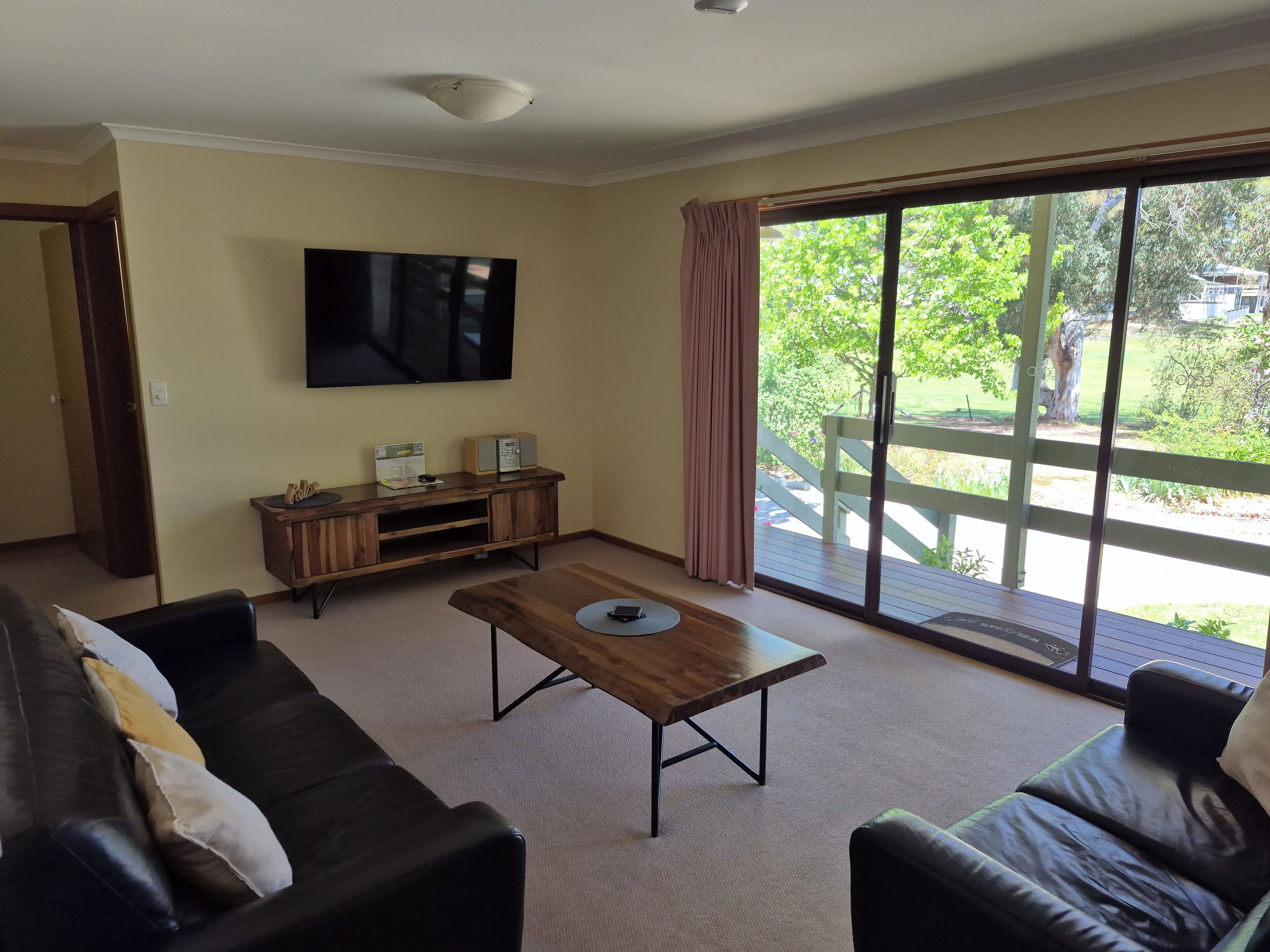 家庭公寓, 2 间卧室, 花园景观 | 起居区 | 55-英寸智能电视 （配备数码频道）、电视