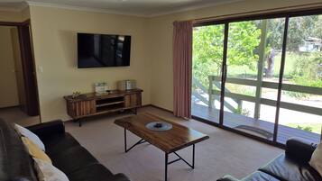 Familienapartment, 2 Schlafzimmer, Gartenblick | Wohnbereich | 55-Zoll-Smart-TV mit Digitalempfang, Fernseher