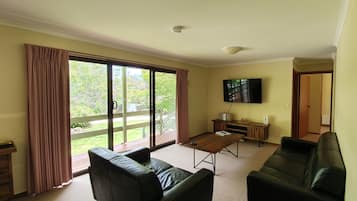 Familienapartment, 3 Schlafzimmer, Gartenblick | Wohnbereich | 55-Zoll-Smart-TV mit Digitalempfang, Fernseher