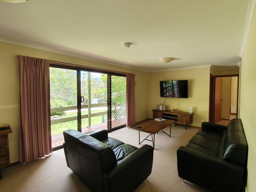Apartamento familiar, 3 habitaciones, vistas al jardín | Zona de estar | Smart TV de 55 pulgadas con canales digitales, una televisión