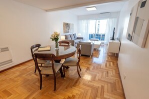 Departamento superior, 3 habitaciones | Área de sala de estar | Televisión LCD de 32 pulgadas con canales por cable y televisión 